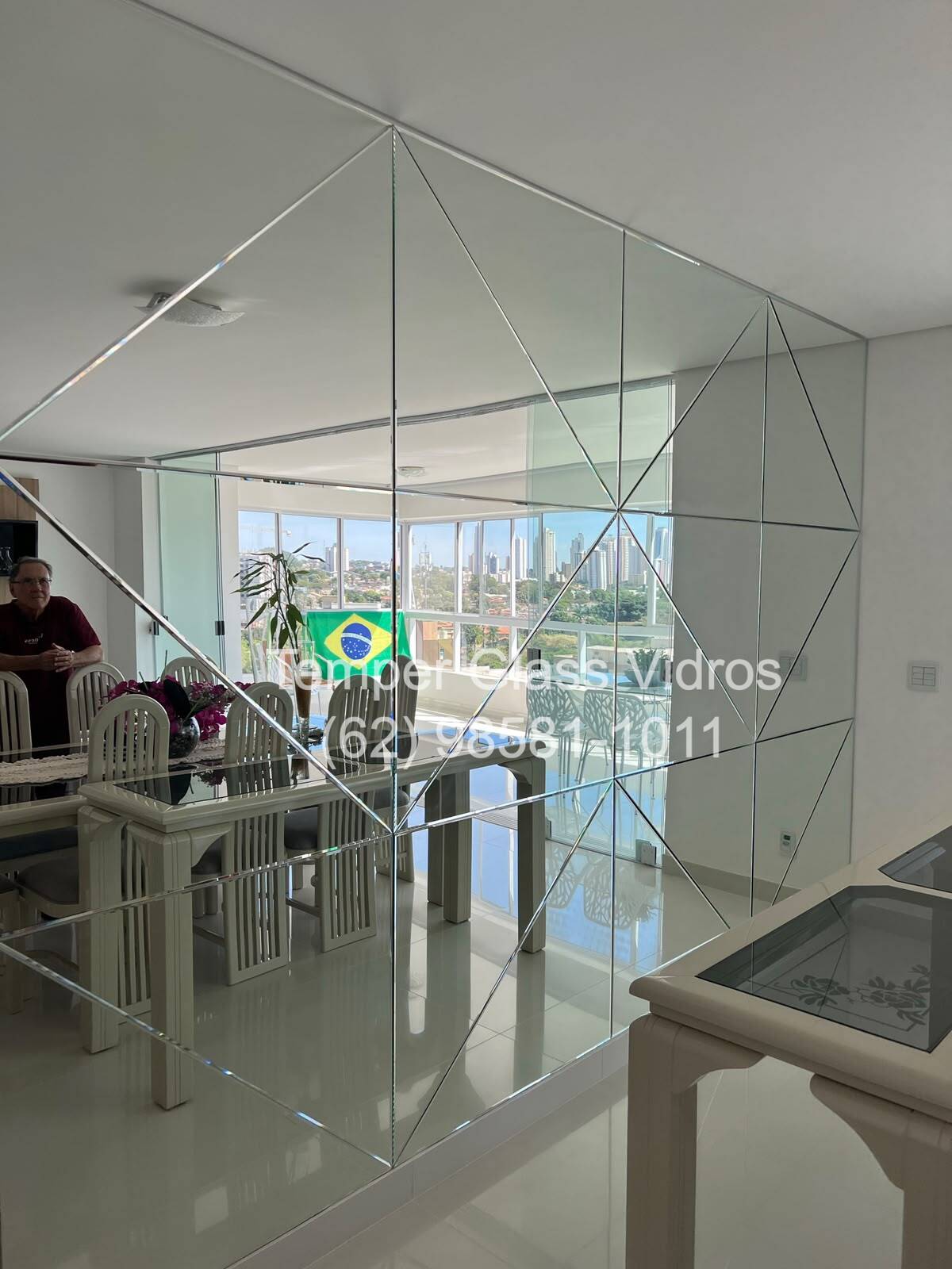 Espelho oval com LED e moldura dourada em quarto