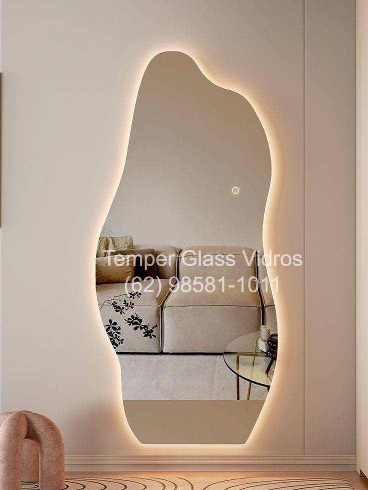 Espelho grande com LED em quarto - penteadeira
