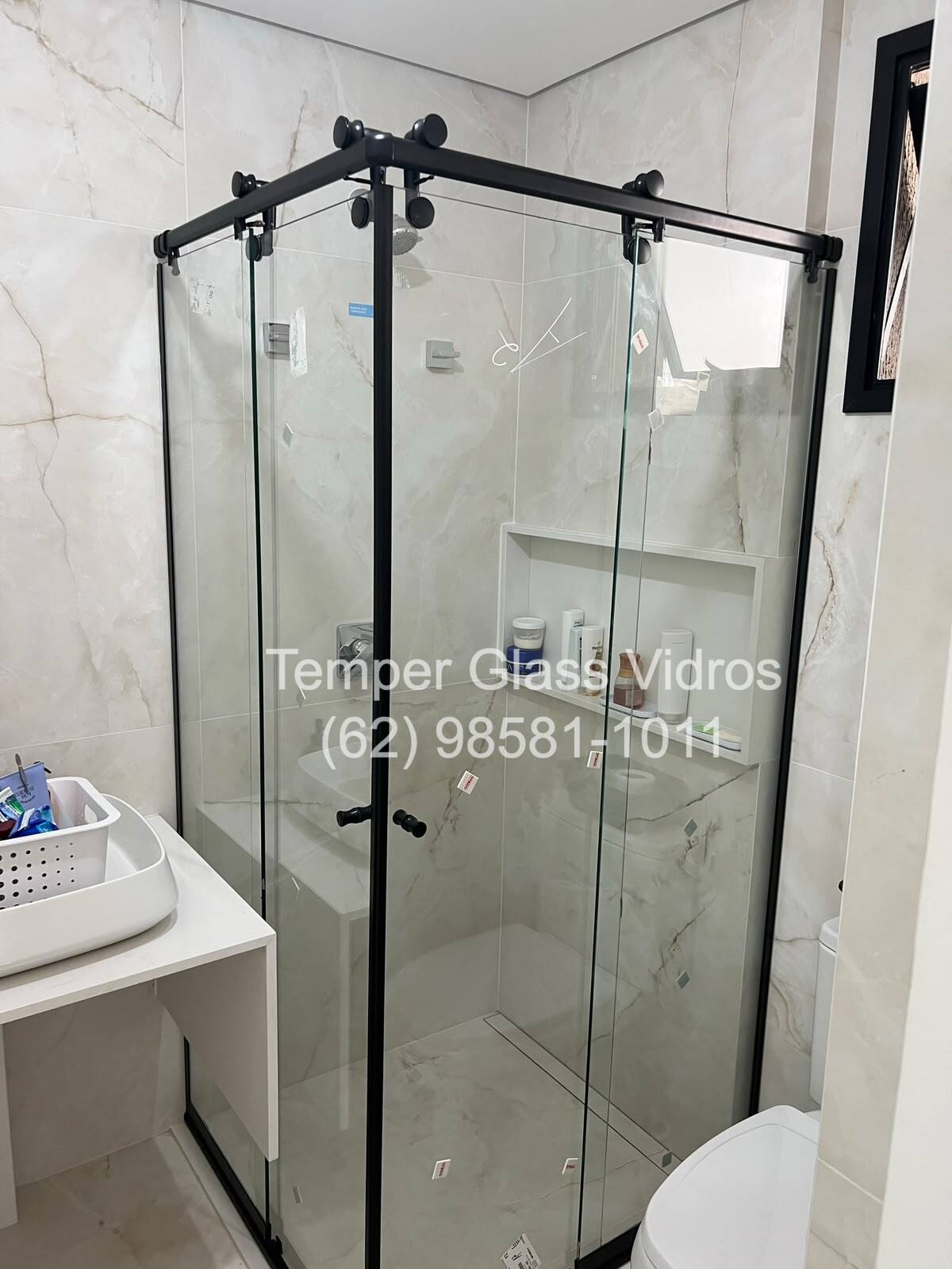 Box de vidro luxury com banheira e moldura preta