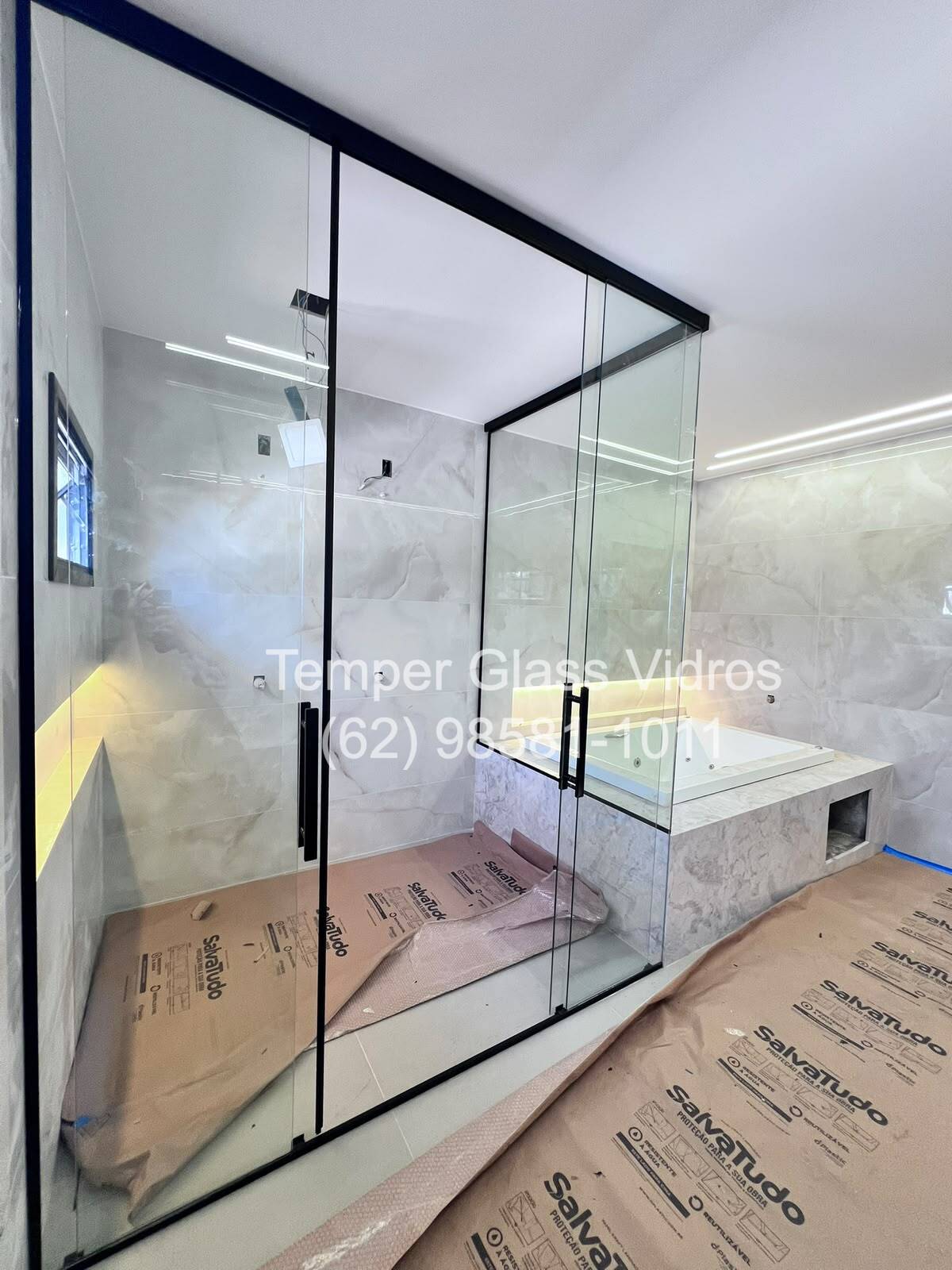 Box de vidro elegante com espelho e acabamento marble