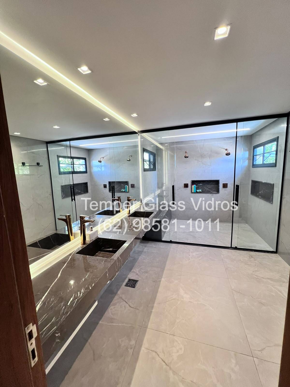 Banheiro luxuoso com box de vidro e espelho - Temper Glass Vidros Goiânia
