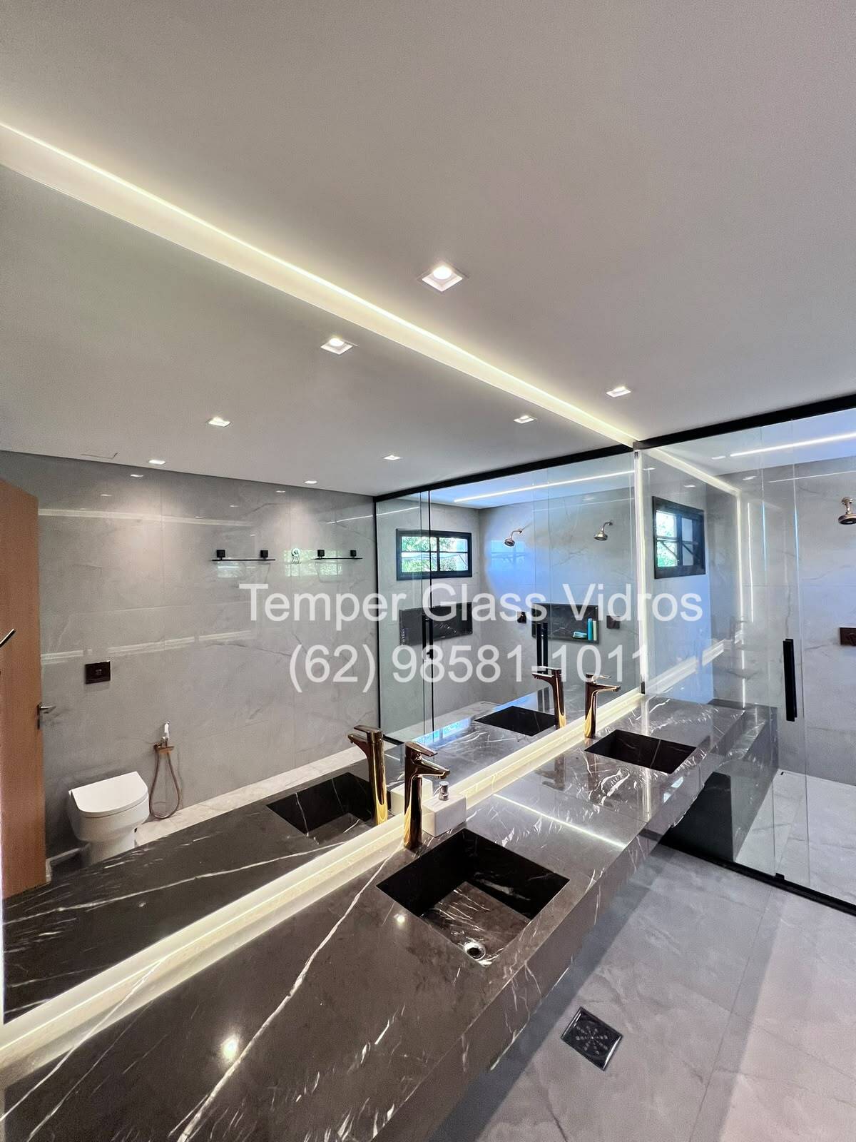 Banheiro luxuoso com box de vidro e chuveiro duplo - Temper Glass