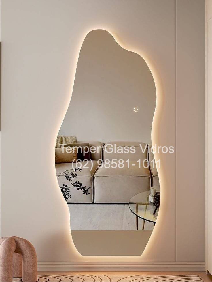 Espelho grande com LED em quarto - penteadeira