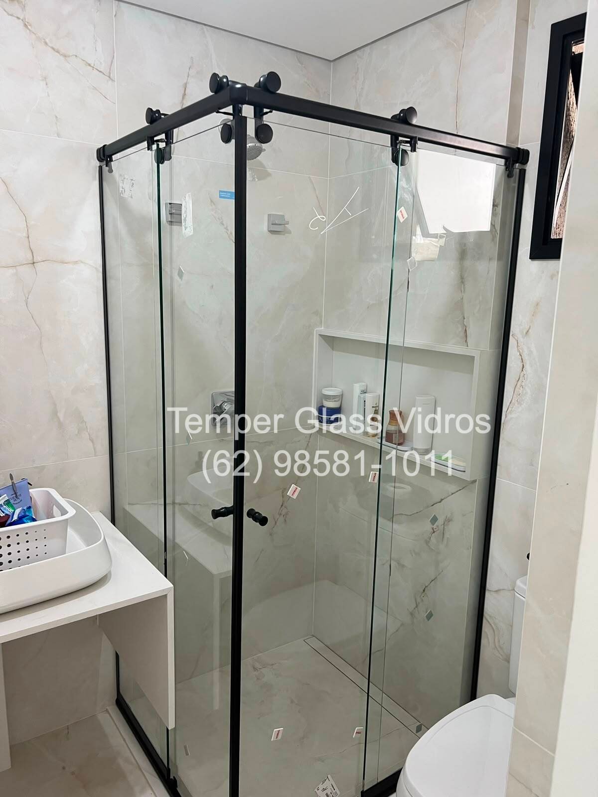 Box de vidro luxury com banheira e moldura preta