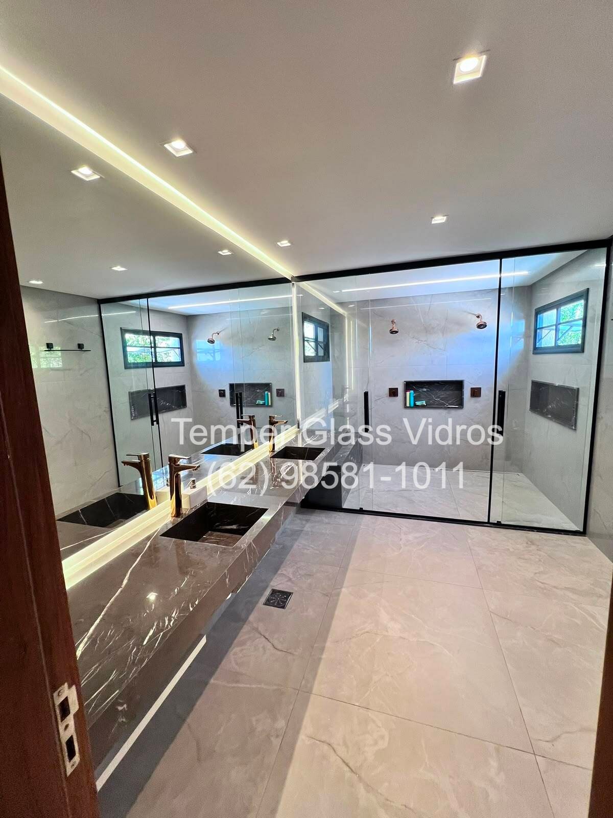 Banheiro luxuoso com box de vidro e espelho - Temper Glass Vidros Goiânia
