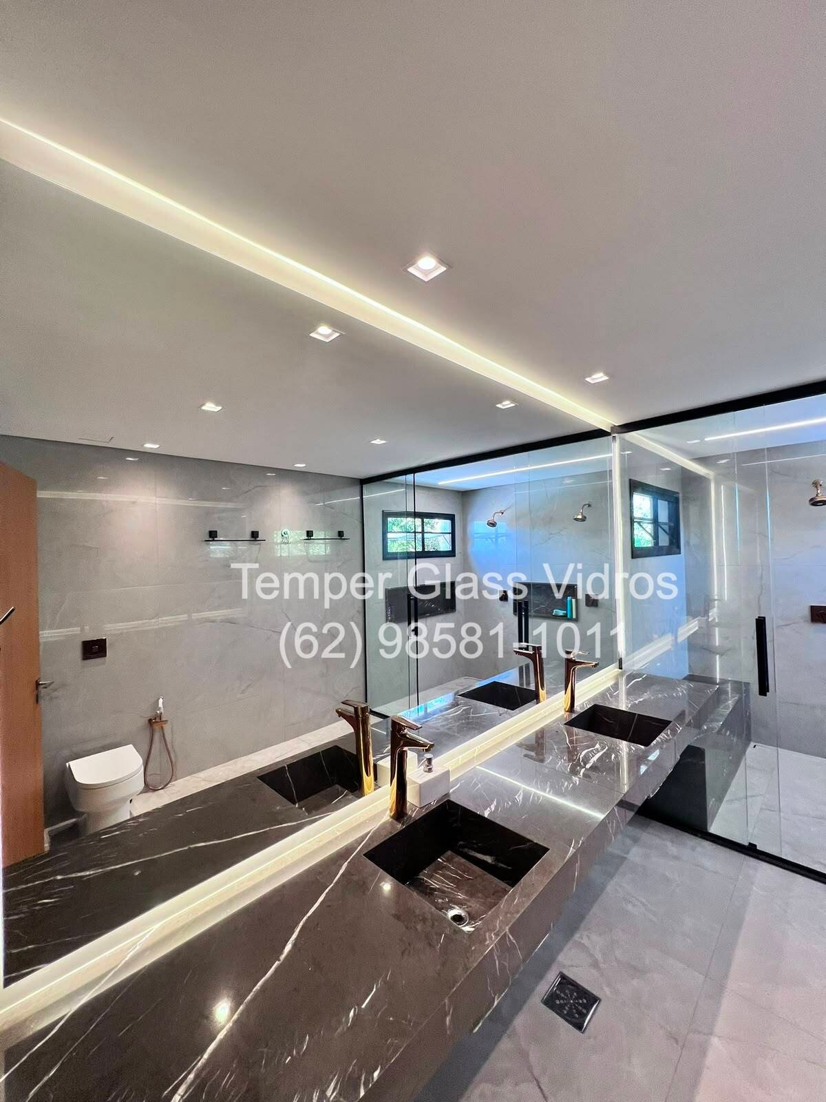 Banheiro luxuoso com box de vidro e chuveiro duplo - Temper Glass
